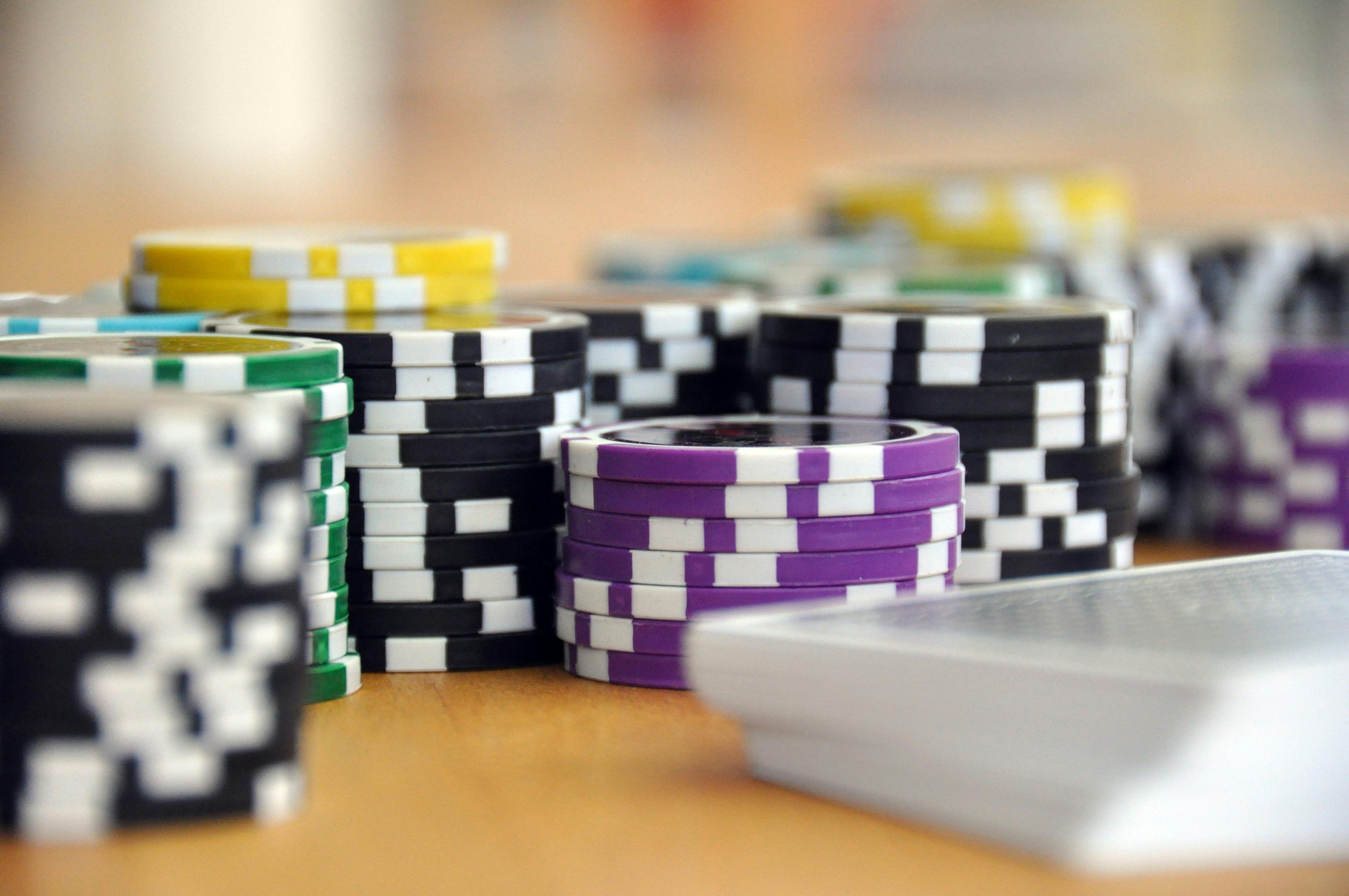 Tampilan meja Lightning Roulette live di momobola dengan dealer profesional